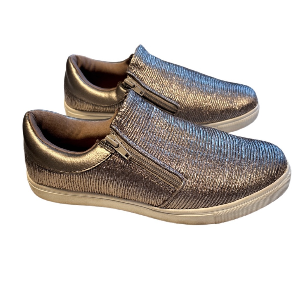 Brash bronze slip on sneakers 5.5 Youth fits Size 7 Women EUC